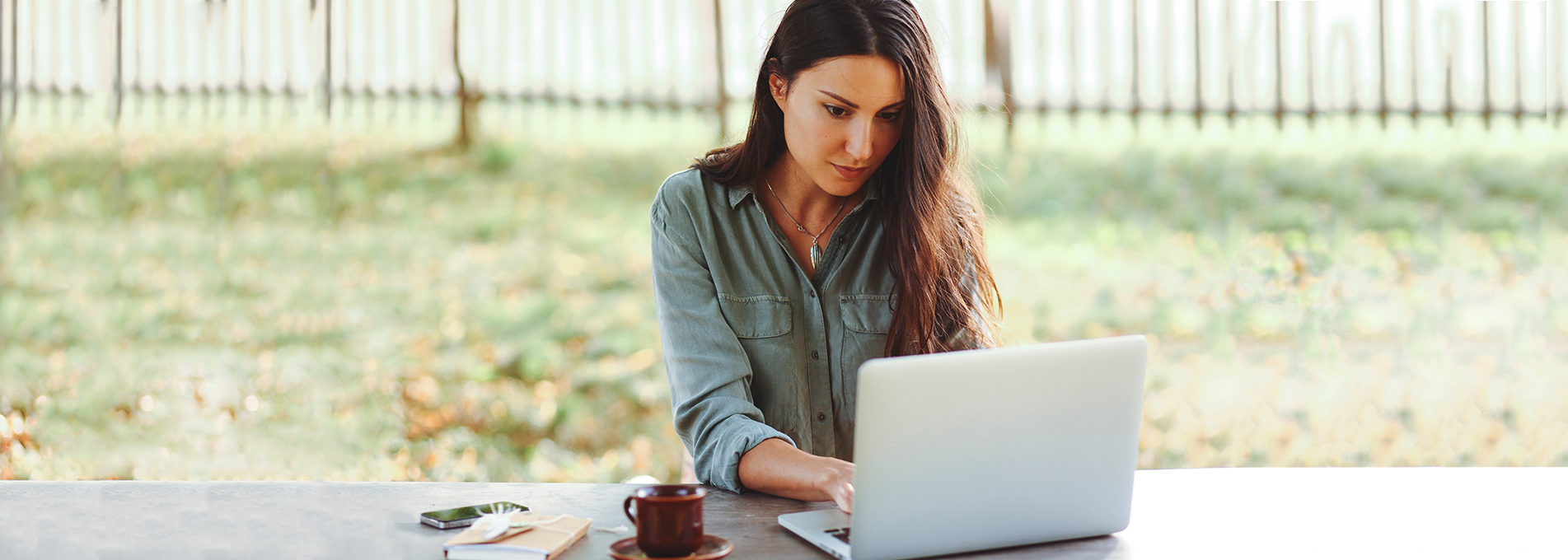 Frau mit Laptop im Grünen